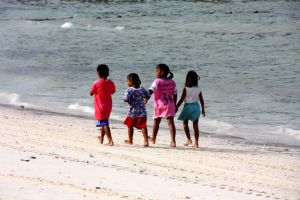 Thailand 2014 - Kinder am Sandstrand auf Kho Phi Phi
